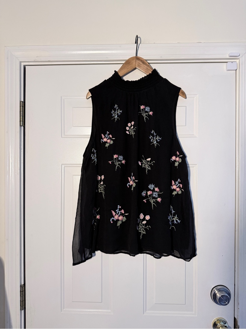 Sundance Black Floral Embroidered Sleeveless Smocked Mock Neck Swing‎ Top. Sz XL